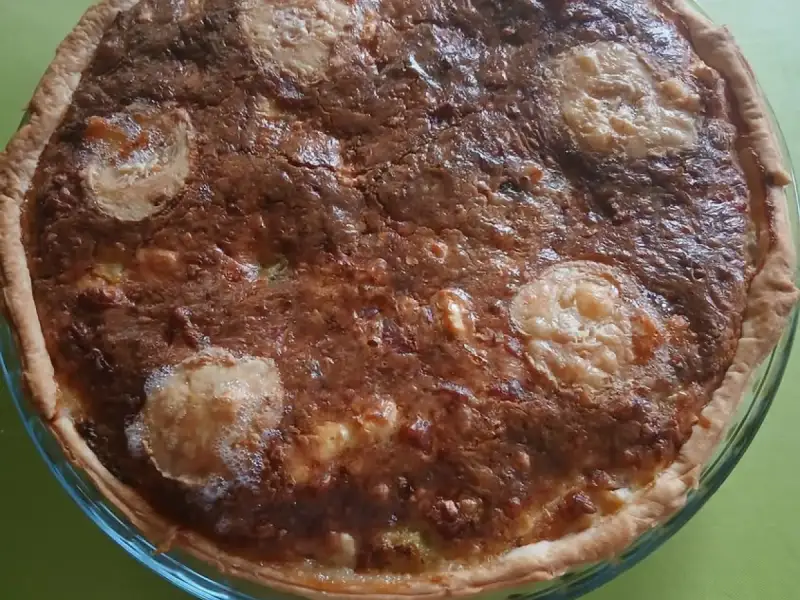玻璃派盘里烤得金黄、铺着山羊奶酪片的清冰箱咸派
