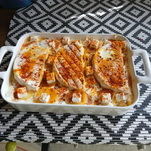 烤制前的菲达奶酪焗土豆：焗盘里的土豆、菲达奶酪丁和红椒粉